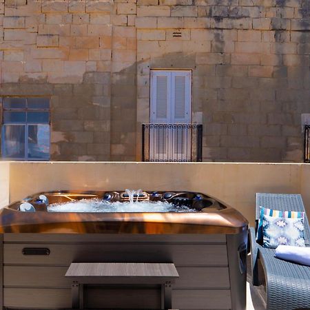 Exquisite 3-Bedroom Duplex Penthouse With Jacuzzi In Valletta Centre المظهر الخارجي الصورة