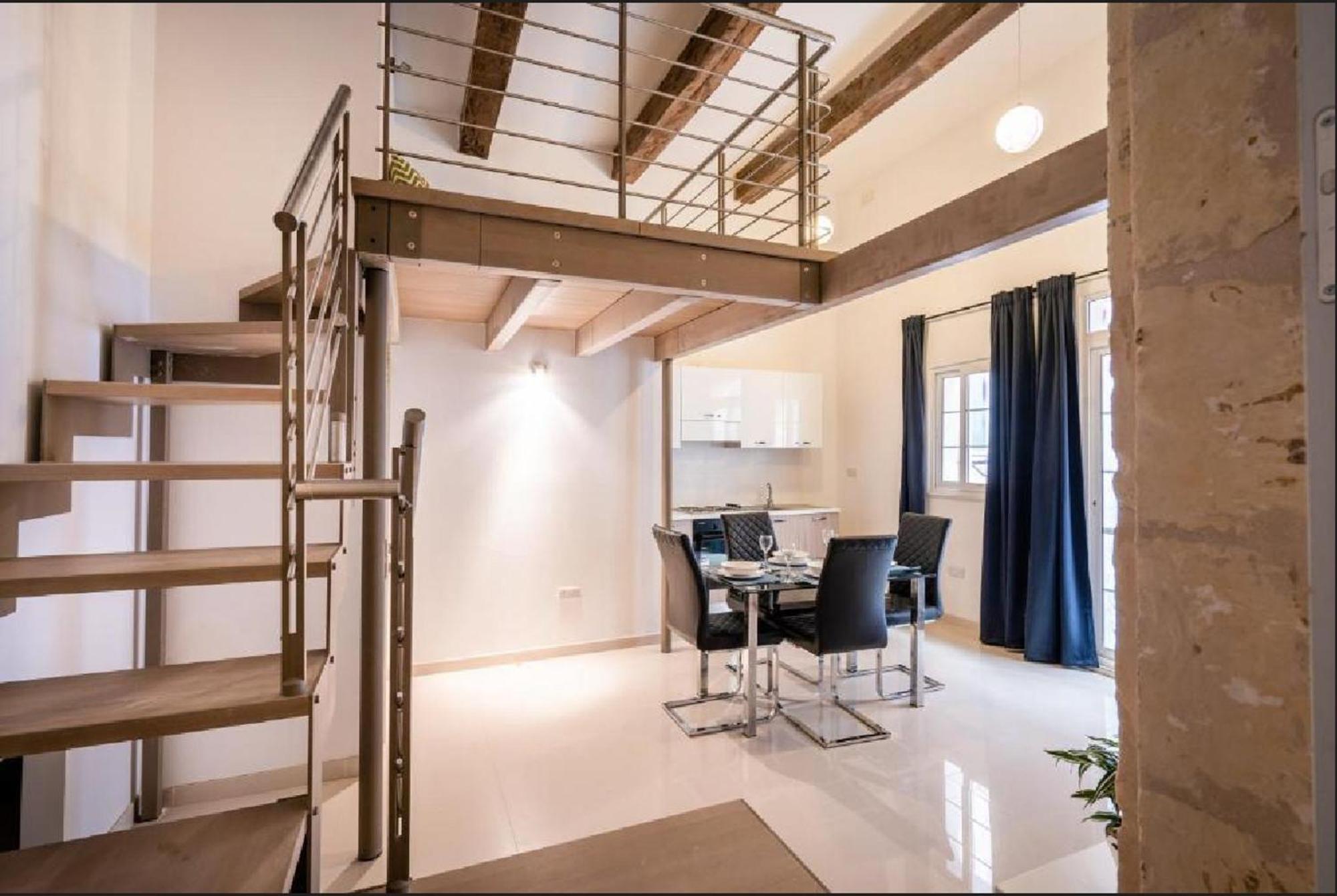 Exquisite 3-Bedroom Duplex Penthouse With Jacuzzi In Valletta Centre المظهر الخارجي الصورة