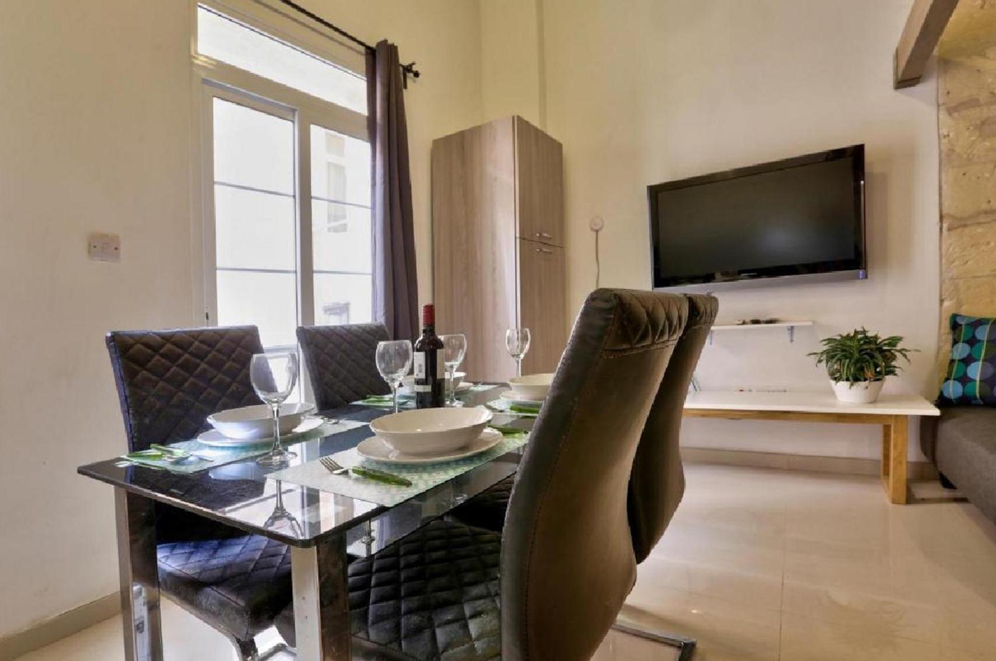 Exquisite 3-Bedroom Duplex Penthouse With Jacuzzi In Valletta Centre المظهر الخارجي الصورة