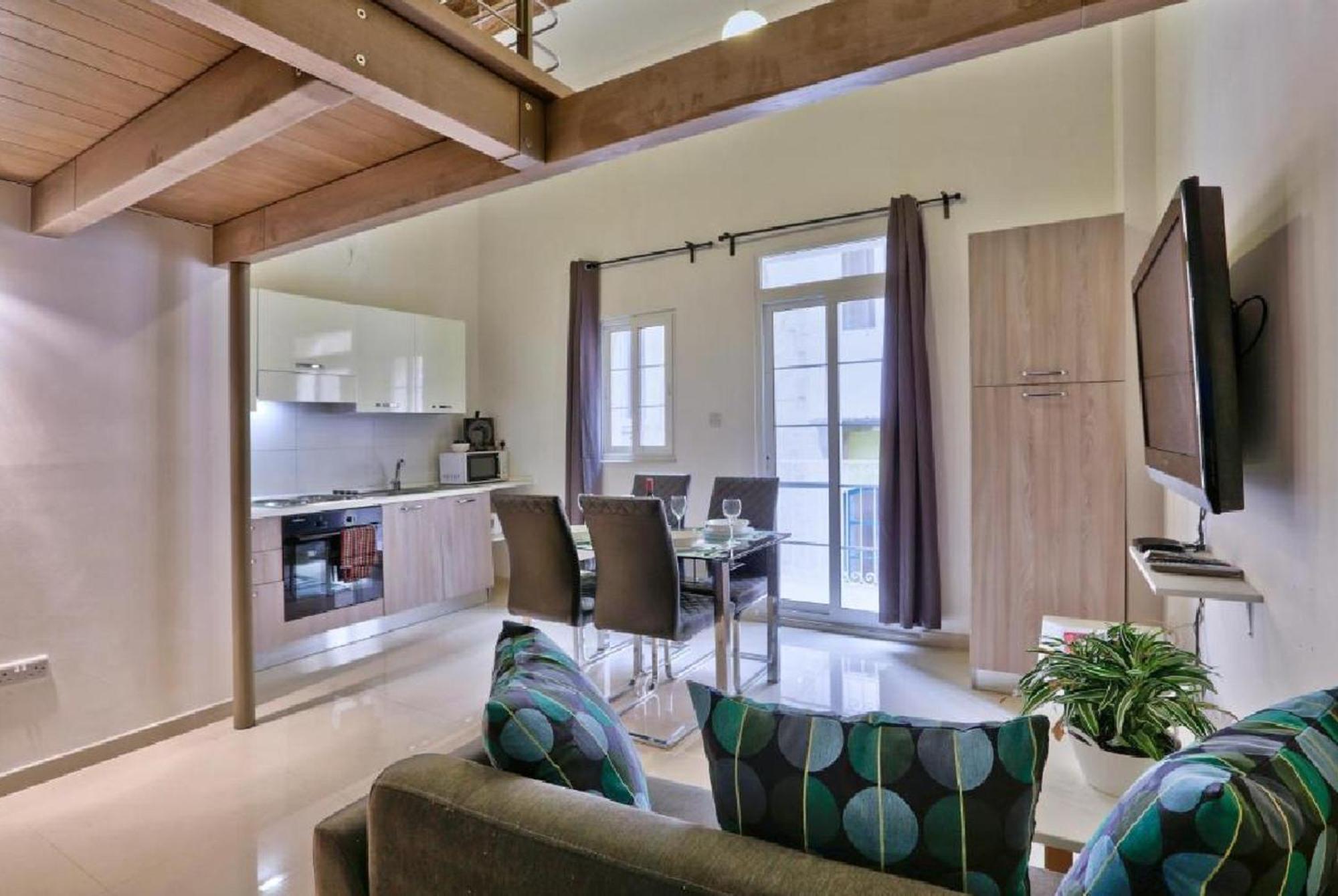 Exquisite 3-Bedroom Duplex Penthouse With Jacuzzi In Valletta Centre المظهر الخارجي الصورة