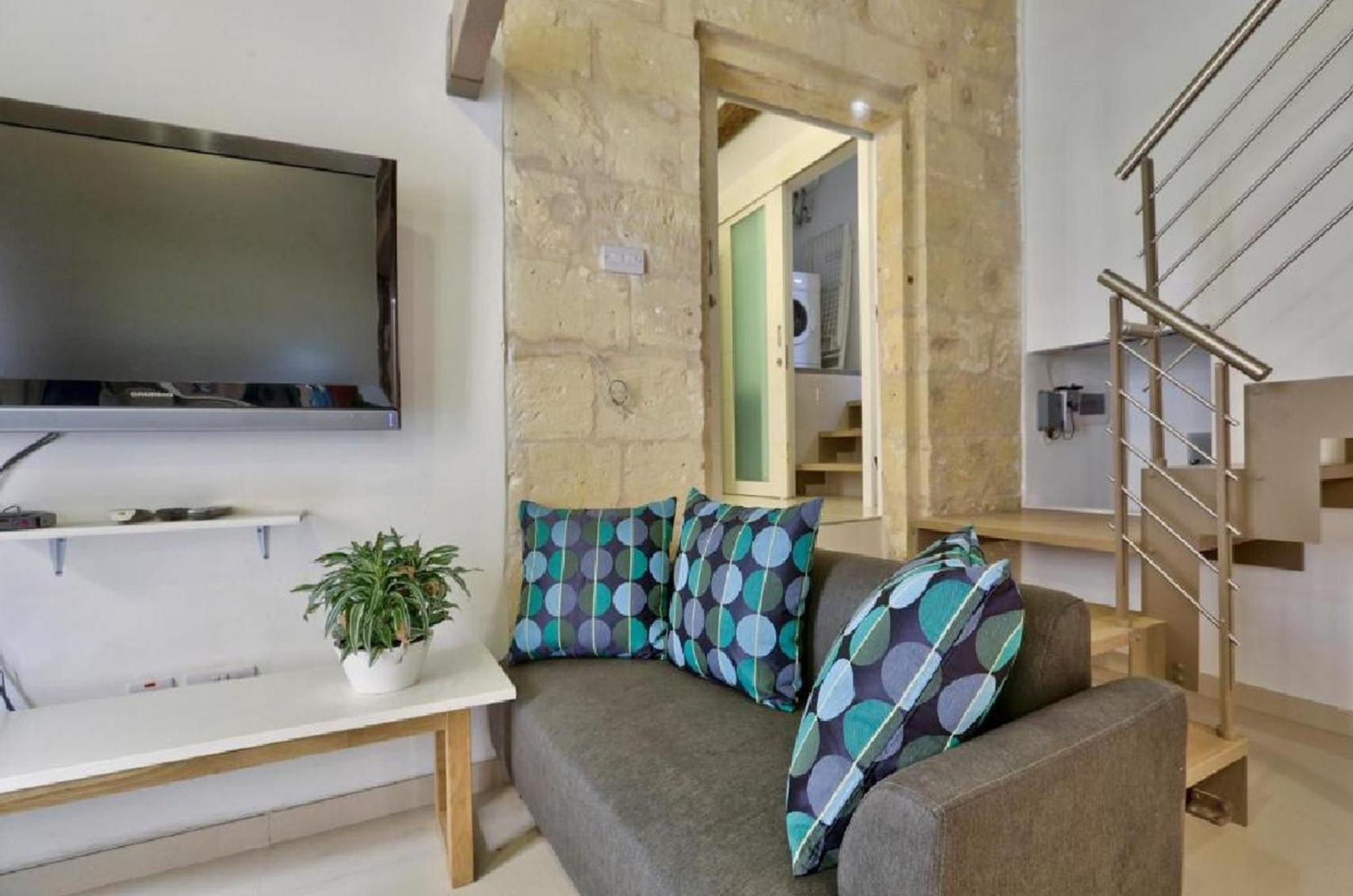 Exquisite 3-Bedroom Duplex Penthouse With Jacuzzi In Valletta Centre المظهر الخارجي الصورة