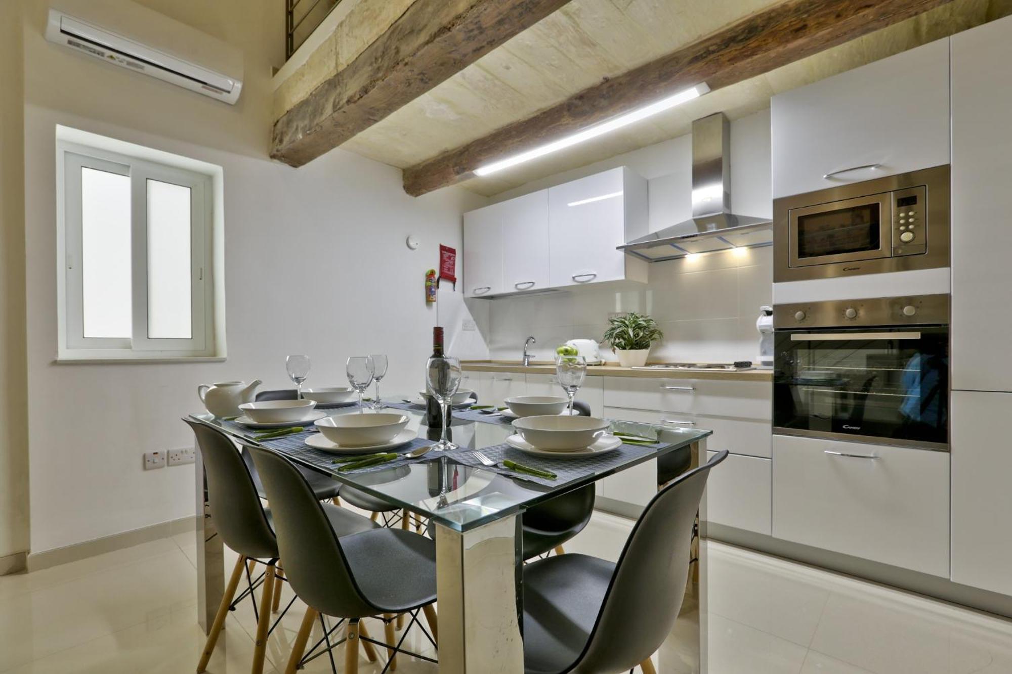 Exquisite 3-Bedroom Duplex Penthouse With Jacuzzi In Valletta Centre المظهر الخارجي الصورة
