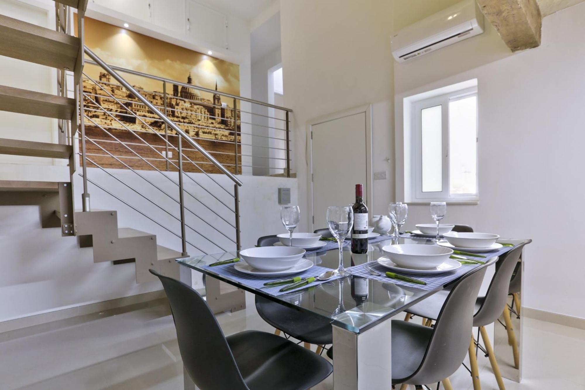 Exquisite 3-Bedroom Duplex Penthouse With Jacuzzi In Valletta Centre المظهر الخارجي الصورة