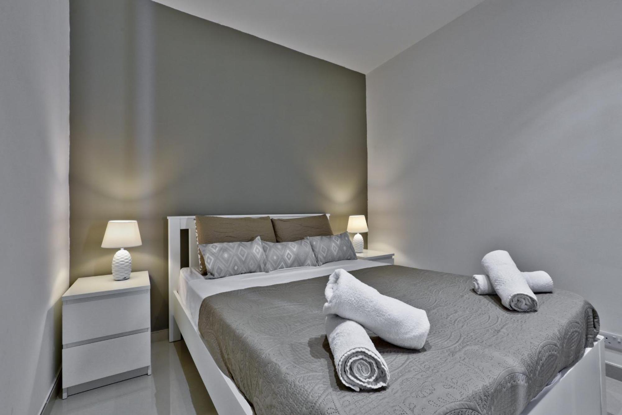 Exquisite 3-Bedroom Duplex Penthouse With Jacuzzi In Valletta Centre المظهر الخارجي الصورة