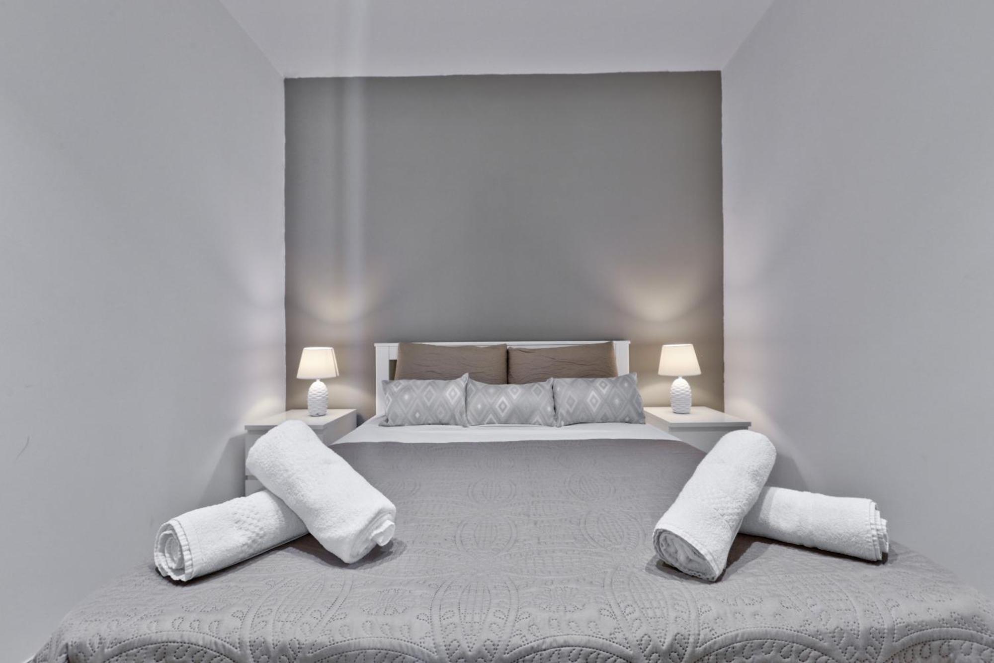 Exquisite 3-Bedroom Duplex Penthouse With Jacuzzi In Valletta Centre المظهر الخارجي الصورة