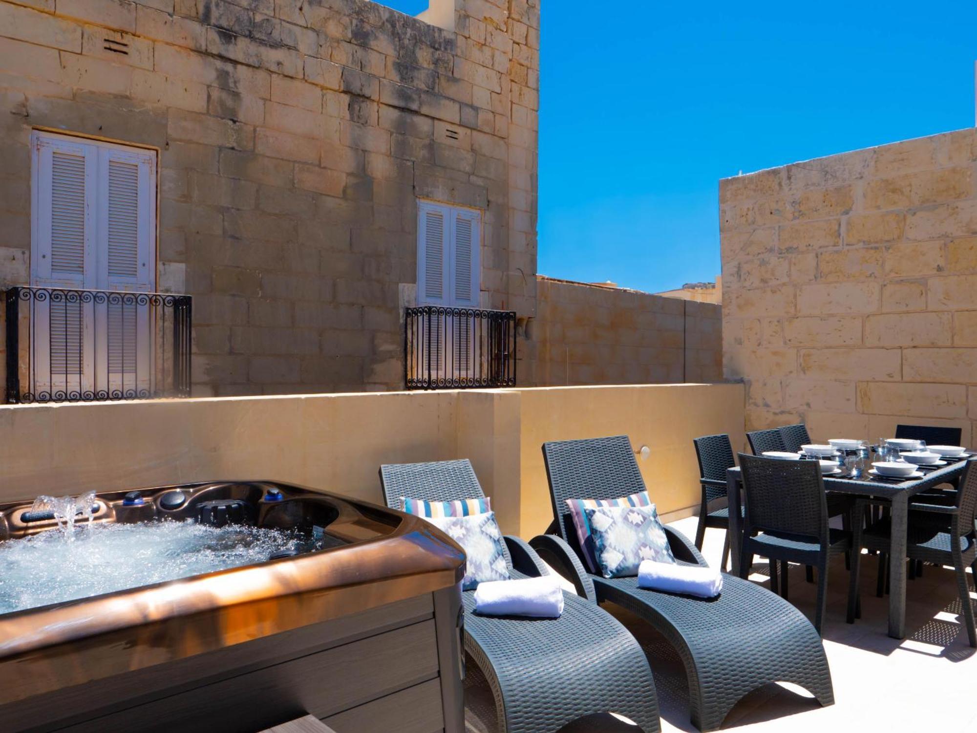 Exquisite 3-Bedroom Duplex Penthouse With Jacuzzi In Valletta Centre المظهر الخارجي الصورة