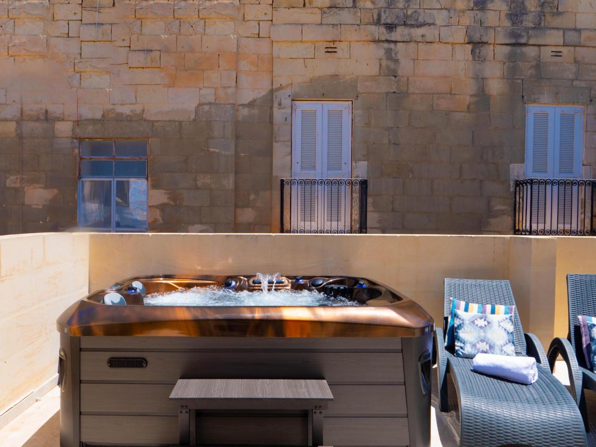Exquisite 3-Bedroom Duplex Penthouse With Jacuzzi In Valletta Centre المظهر الخارجي الصورة