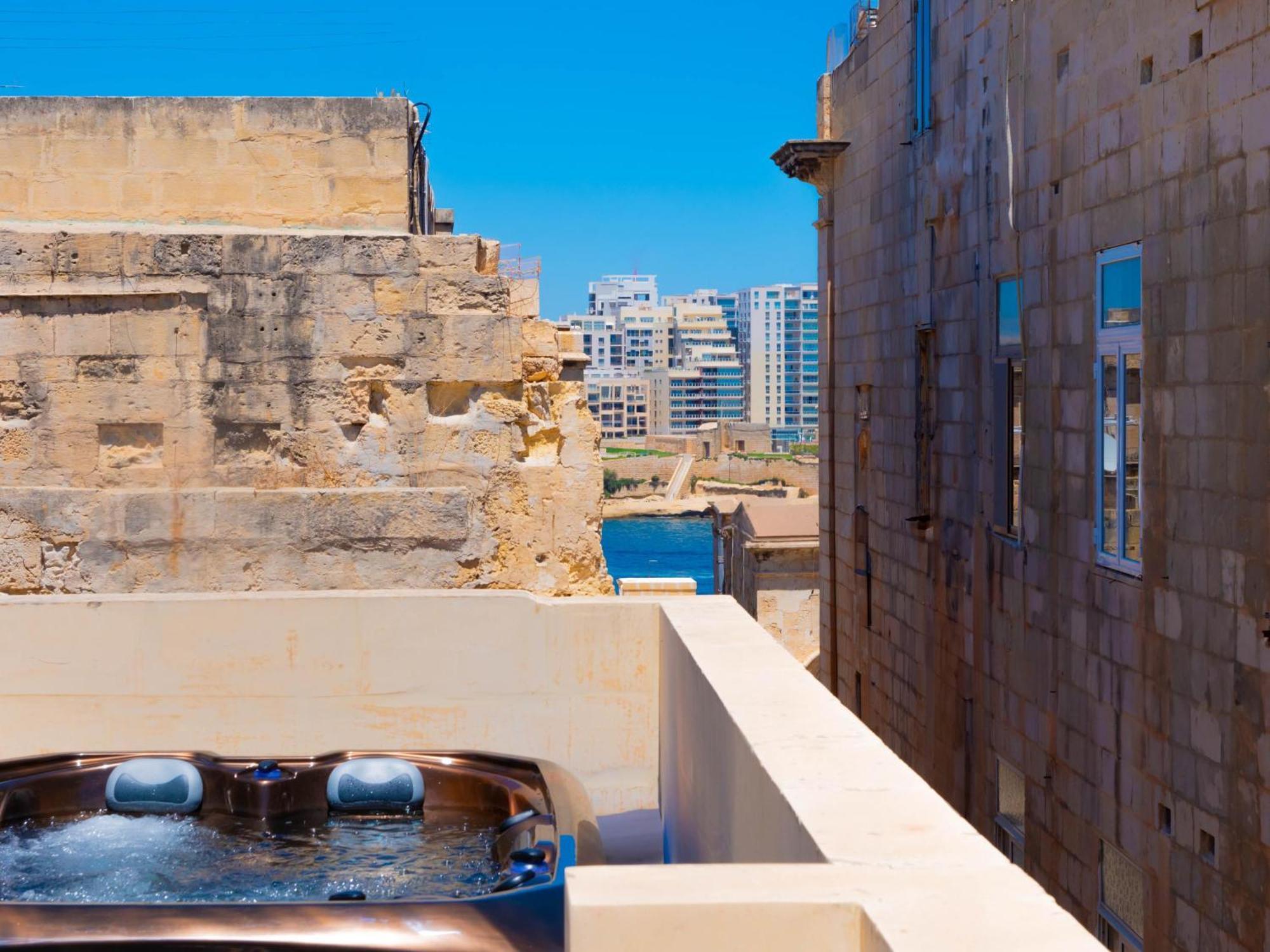 Exquisite 3-Bedroom Duplex Penthouse With Jacuzzi In Valletta Centre المظهر الخارجي الصورة